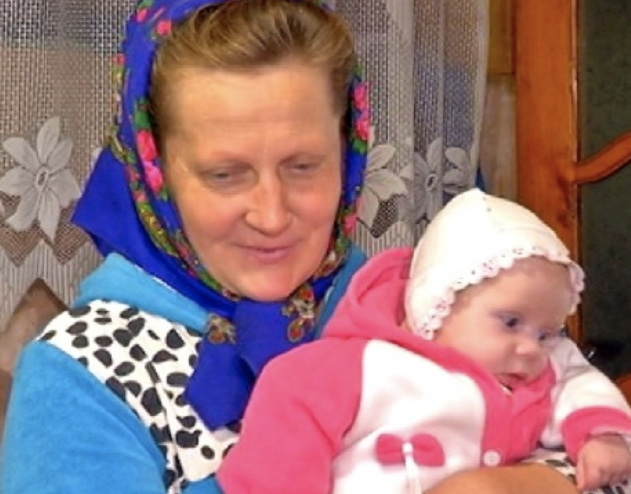 Можно рожать в 45 лет. Родила в 45. Роженица в 45 лет. Мамки Украины. Мама с ребенком в деревне.