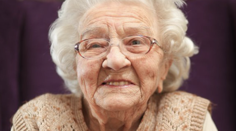 Бабушка сен. Стастарушка улыбается. Пожилая женщина. Седая бабушка. Старушка с кудряшками.