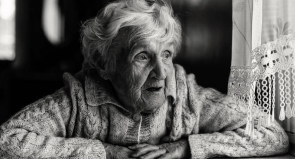 Бабушка черных чулках. Бабушка чб. Пожилая женщина черно белая. Бабушка черно белая. Пожилая женщина черно белый портрет.
