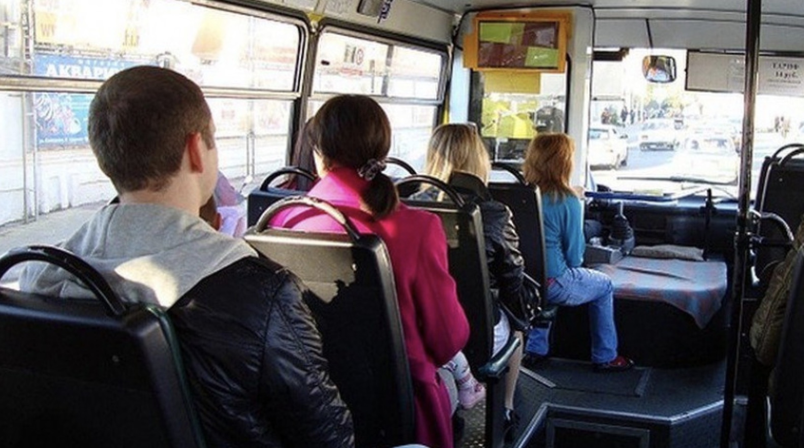 Пассажиры с детьми в автобусе. Салон автобуса с пассажирами. Пассажиры в маршрутке. Салон автобуса с людьми. Пассажиры в ПАЗИКЕ.