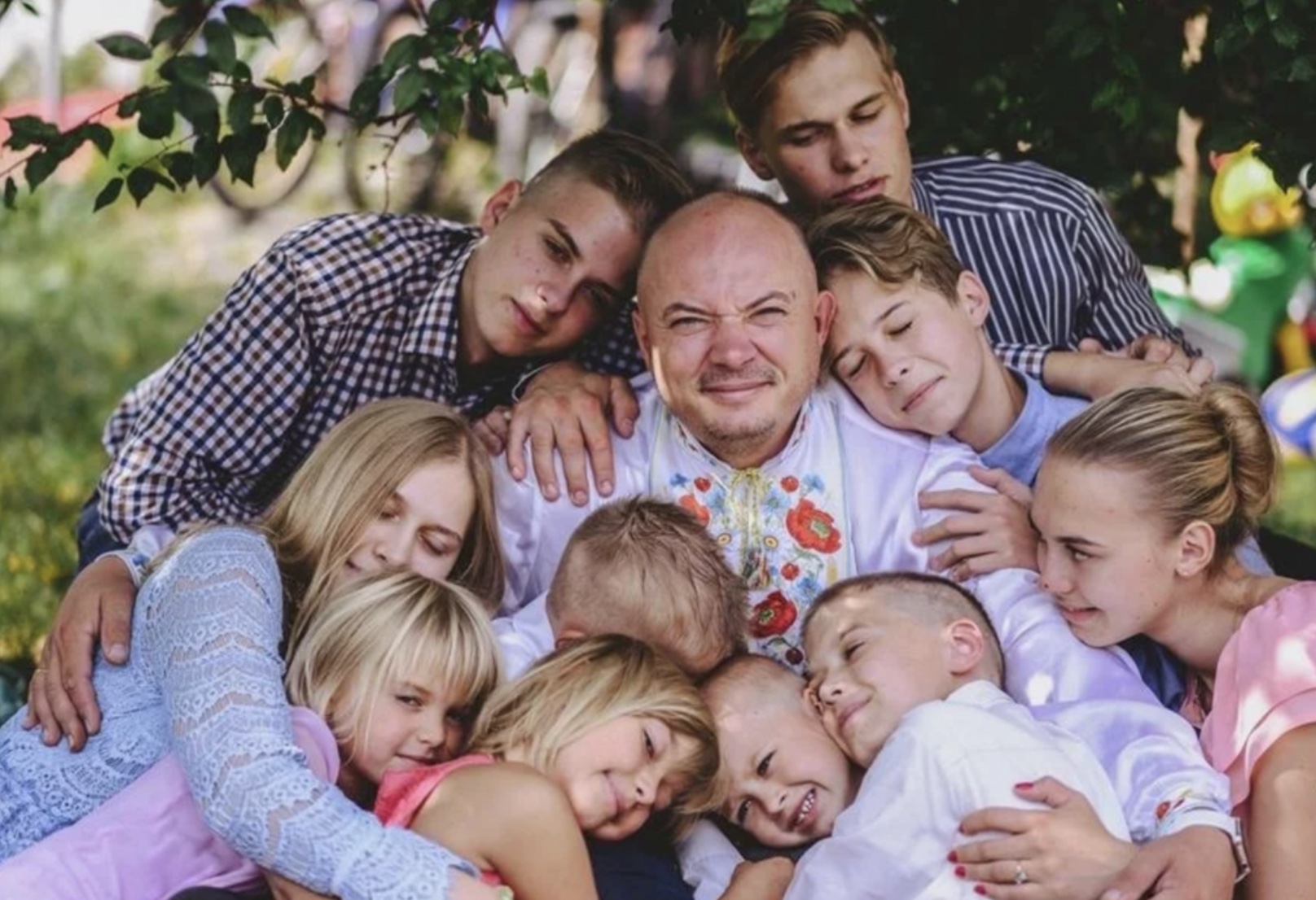 Год семьи в россии фото. Ребенок в семье. Многодетная семья. Многодетный отец. Большая семья.