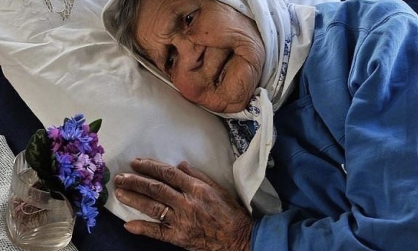 К чему снятся покойники живыми бабушка. Бабушка в слезах. Старушка молится. Старенькая бабушка плачет.