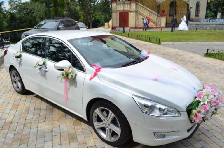 Оля почала шукати свого нареченого по всіх кімнатах, а дійшовши до кімнати батьків, вона почула голоси, відкрила двері і дух захопило.