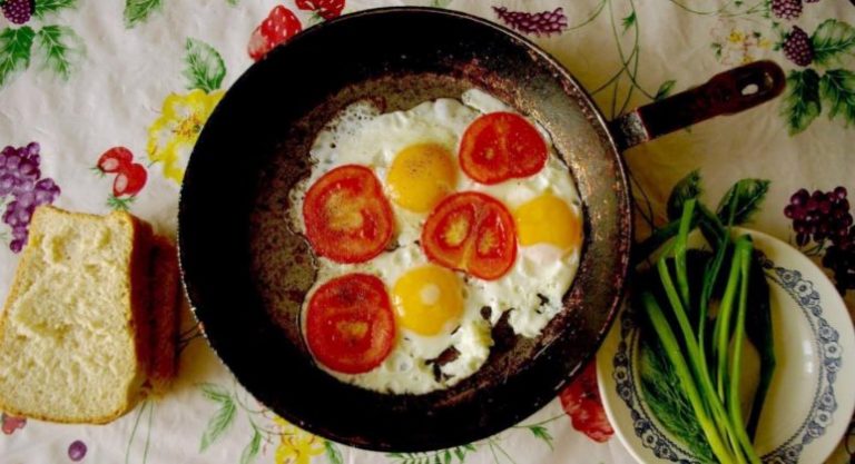 Залишилися з чоловіком на день у свекрухи, а вранці я побачила її в такому вигляді, що не знала куди подіти себе, щоб не червоніти від сорому.