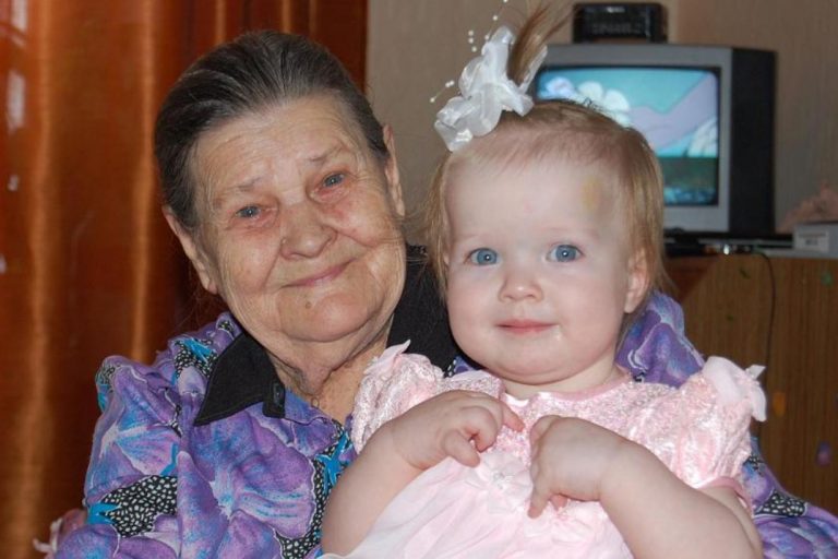 Коли рідня ділила майно бабусі, Наташа взяла собі лише одну стару коробку. А коли її мати відкрила скриньку, то застигла на місці.