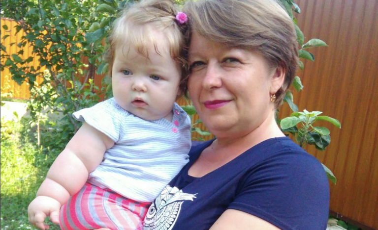 Вікторія накрила стіл для гостей, як раптом до будинку під’їхала машина. З машини з букетом троянд вийшов високий молодий чоловік. Віка застигла від несподіванки.