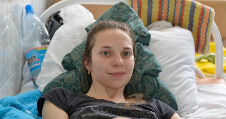 Сусідку по nалаті, молоду дівчину, ніхто не відвідував. Ми з чоловіком вирішили підтримати її — а невдовзі дізналися історію, яка зворуաила нас до глибини дуաі