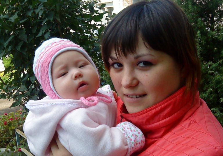 Один батько на двох. Як зараз живе Надя Гнатюк, яка стала матір’ю в 11 років