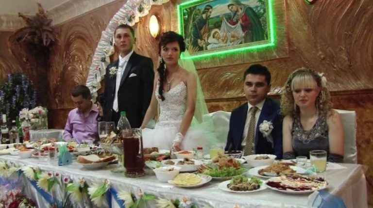 Мама наро дила Ігоря у 16 років, покинула через два роки і зникла. З’явилася жінка тільки на весілля сина зі своїми нахабними вимогами.