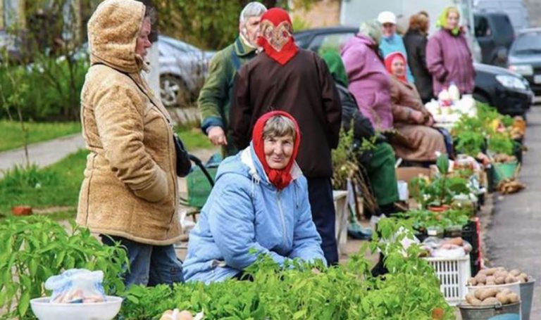 Бабуся продавала кріп і соління. Всі люди проходили повз, не звертаючи уваги на стареньку. А потім до неї підійшов пристойно одягнений чоловік і зробив щось неймовірне.