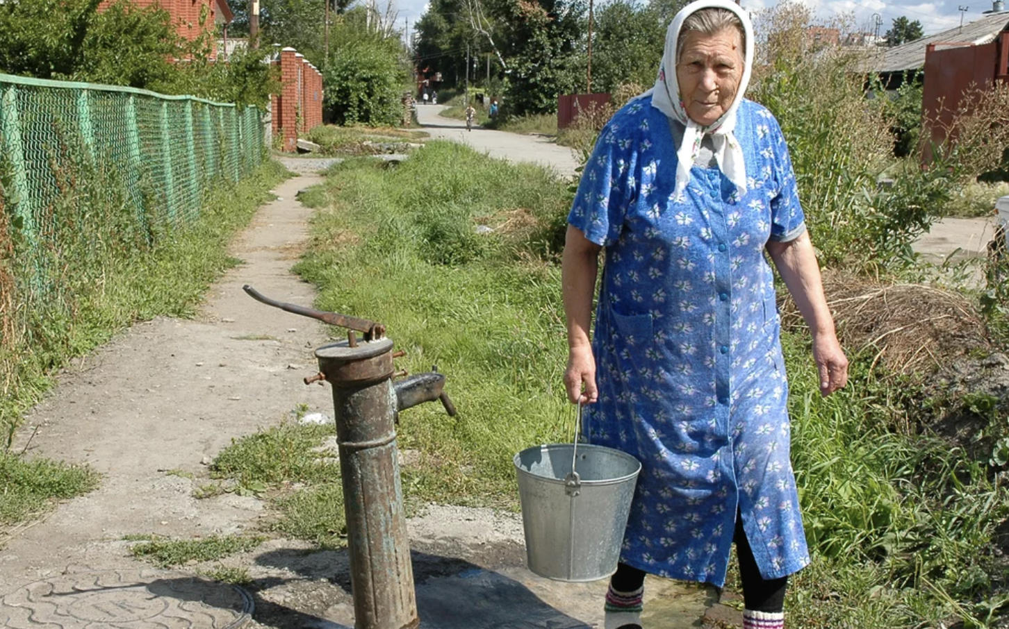 Бабушка пописала. Бабушка с ведром. Бабка с ведрами. Бабушка с ведрами воды. Женщина с ведрами в деревне.