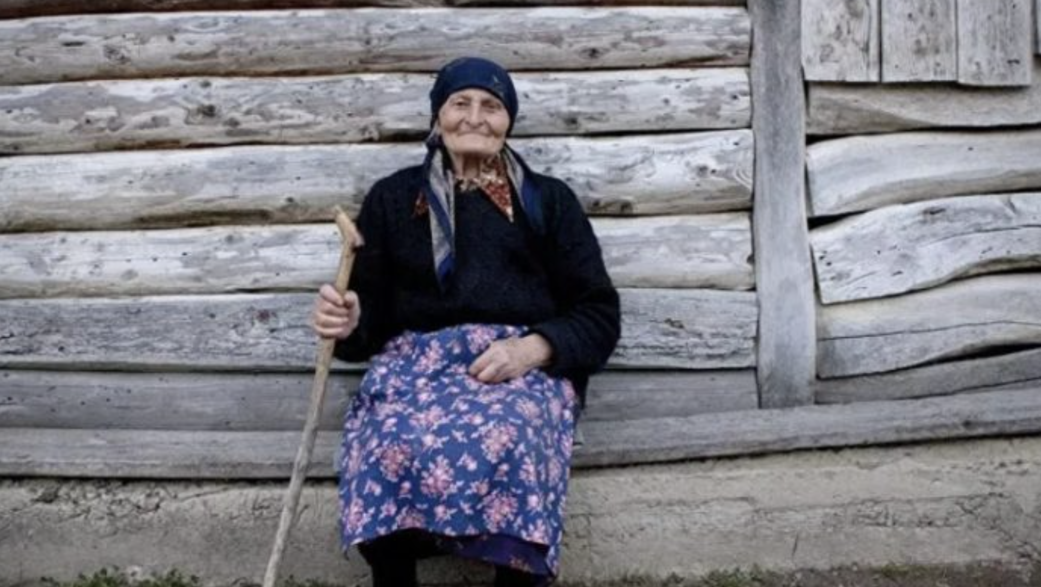 Почему пахнут пожилые. Бабушка сидит в длинной юбке фото. Чем пахнут старые люди. Я З села.