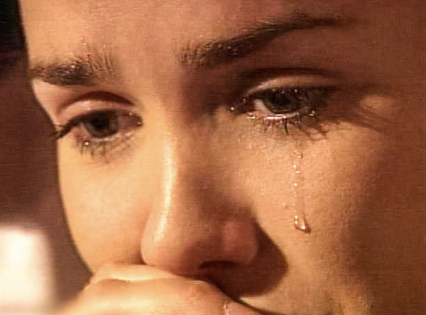 Девушка плачет. Девушка плачет фото. Девушка со слезами на глазах. Женские слезы.