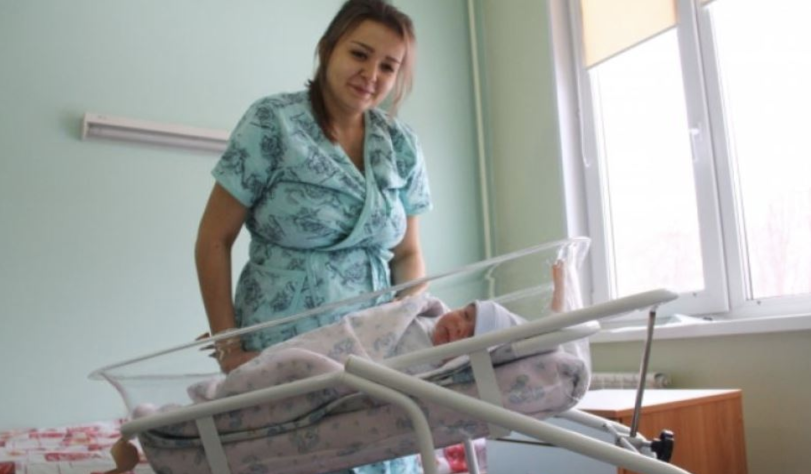 В омске родились дети. Омск родившиеся в Омске. Омичка родила 5 ребенка. 20 Тыс новорожденному в ХМАО. Родила в Омске много детей.