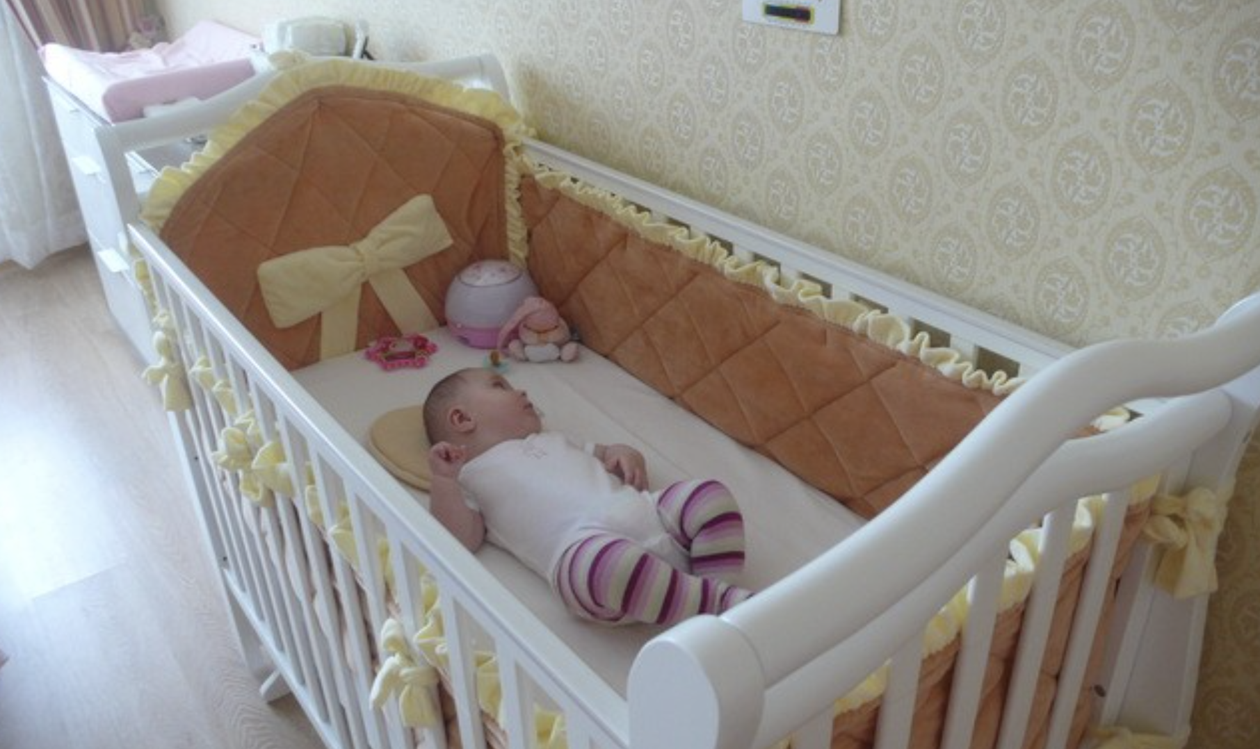 Можно ли покупать до рождения ребенка. Бортики для детской кроватки. Высокие бортики для детской кроватки. Бортики в люльку для новорожденных. Плоские бортики в кроватку.