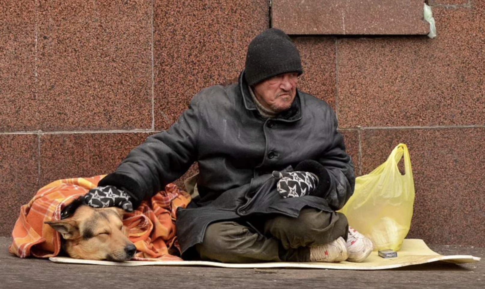 Открытка бездомный бездонный человек. Реклама помощи бездомным людям. Поддержка бездомных людей. Как можно помочь бездомным людям. Бездомные фото.