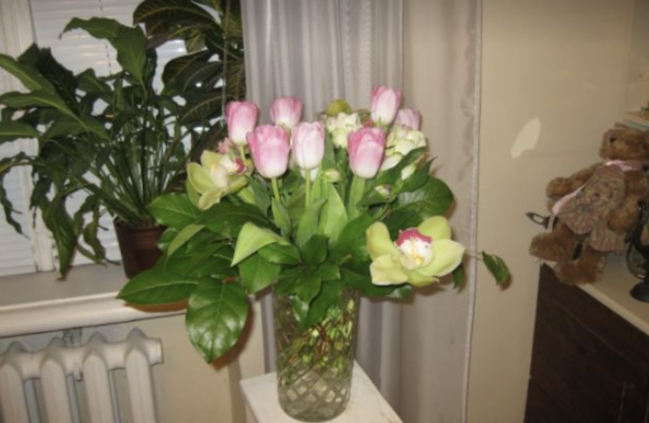 Цветы в вазе дома